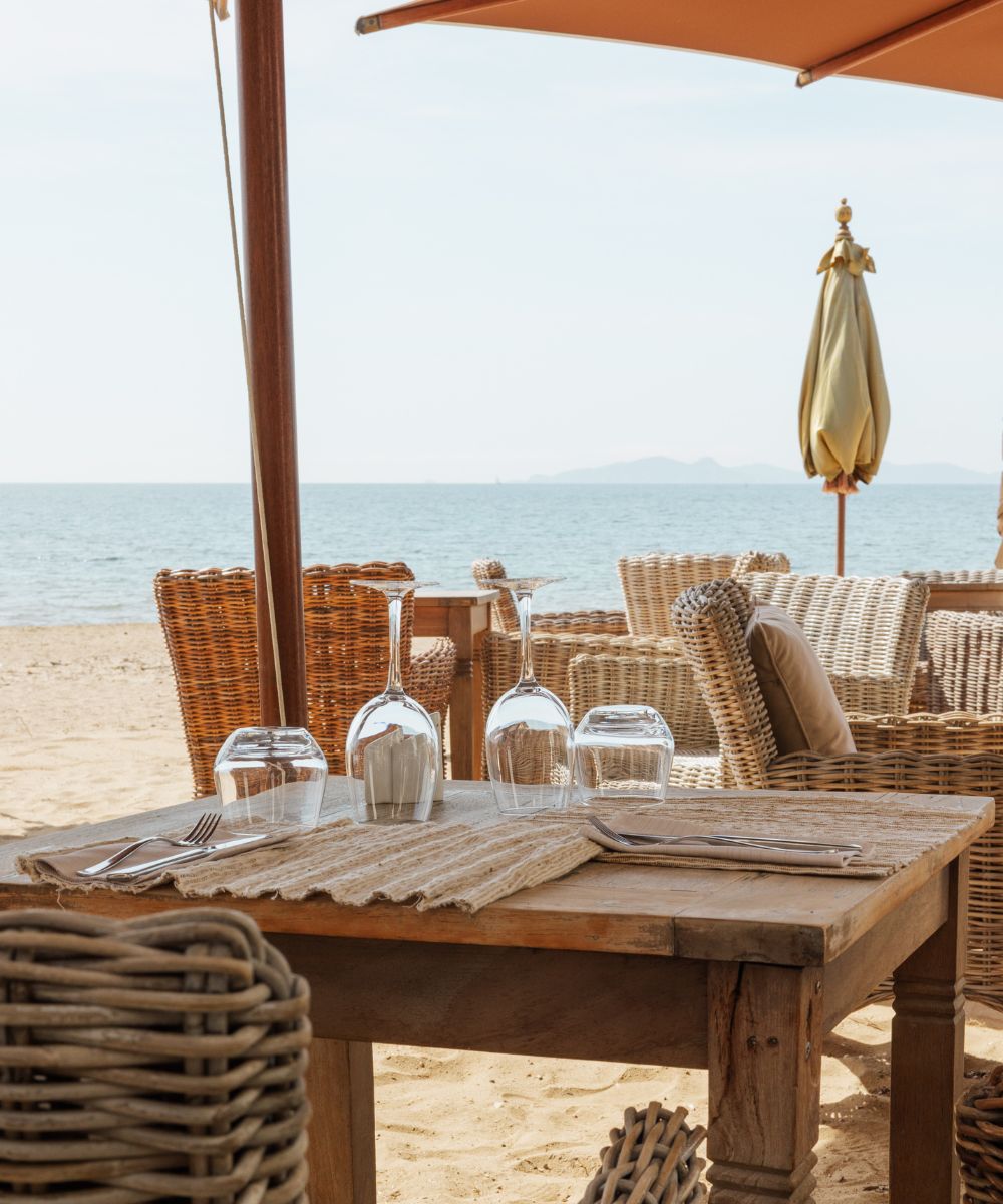 Restaurant L'Hemingway interior with natural furniture and artisan lighting